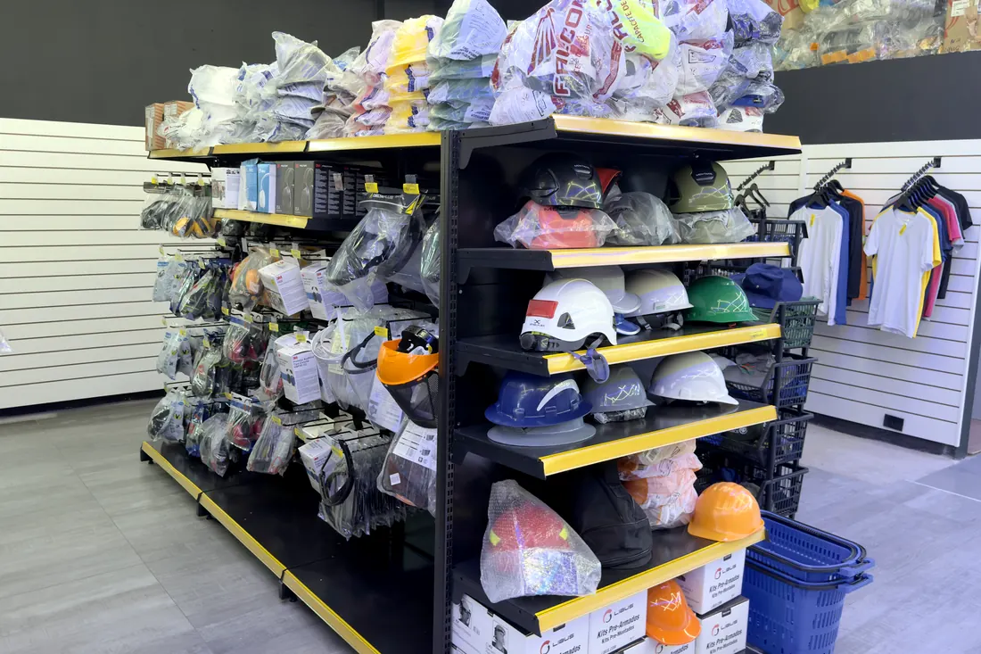 Expositor de capacetes e equipamentos de proteção