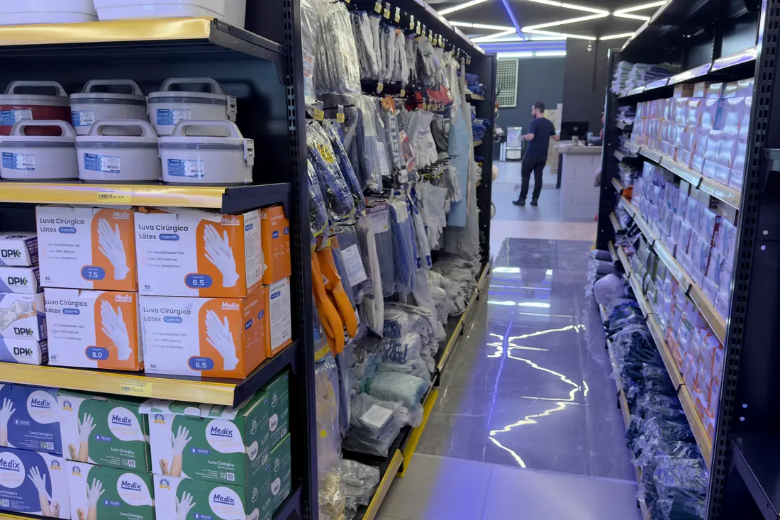 Prateleiras com descartáveis e materiais hospitalares