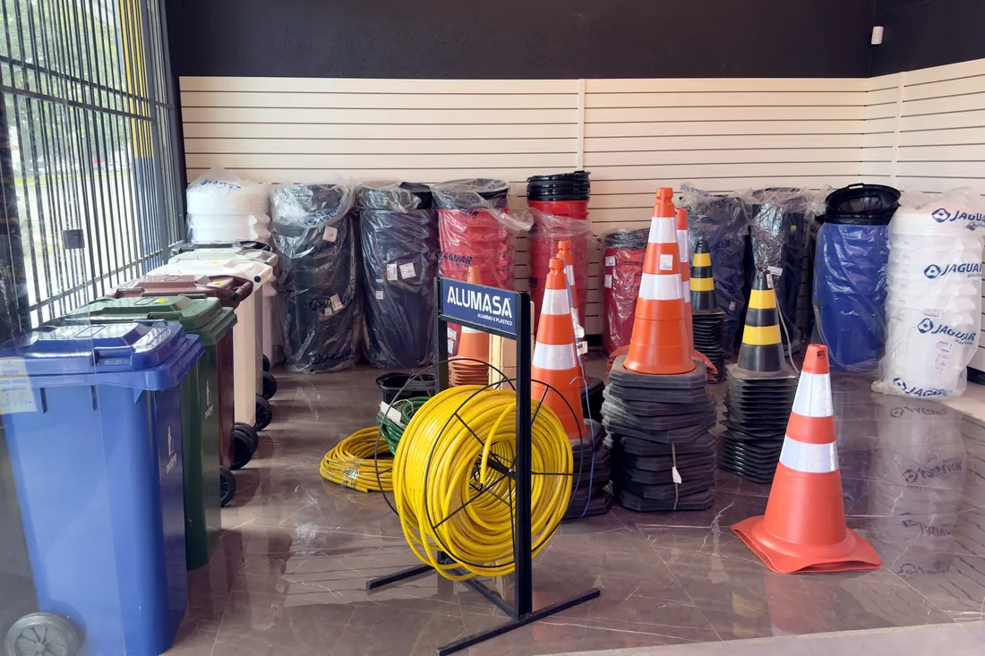 Cones de sinalização, mangueiras e equipamentos industriais