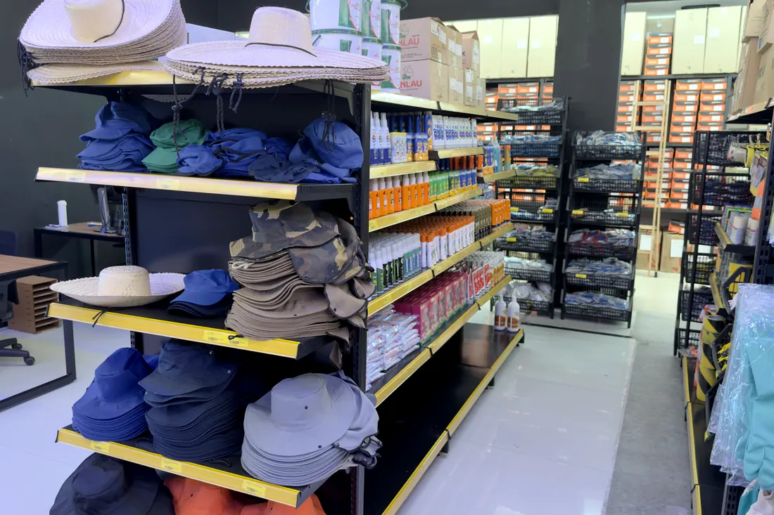 Gôndola de vestuário e uniformes de trabalho na loja Nacional EPI