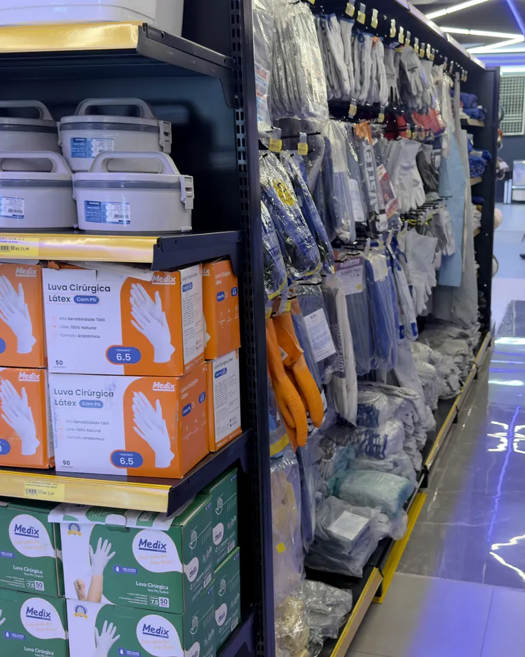 Produtos descartáveis e de proteção respiratória nas prateleiras
