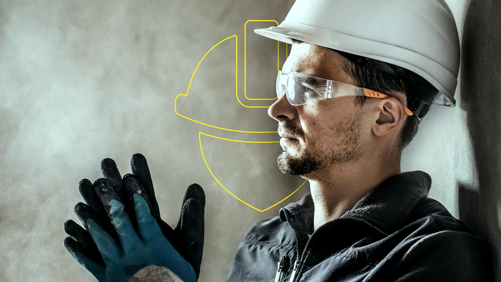 Trabalhador usando capacete, óculos de proteção e luvas de segurança