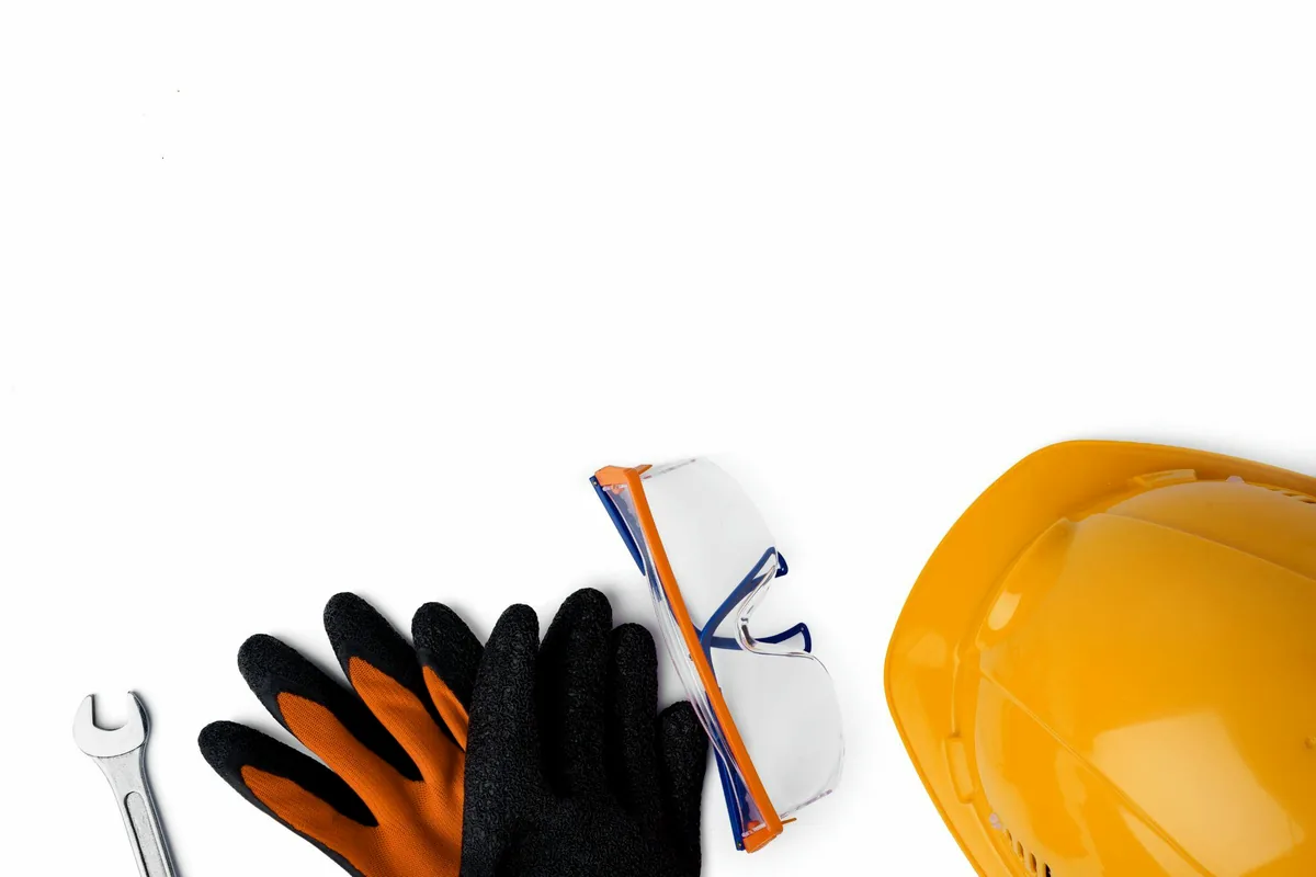 Capacete, óculos de proteção, luvas e ferramenta — linha de EPIs Nacional EPI